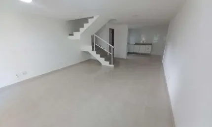 Casa em condomínio fechado com 2 quartos para alugar na Rua Clementina de Jesus, 12, Recreio dos Bandeirantes, Rio de Janeiro por R$ 4.200