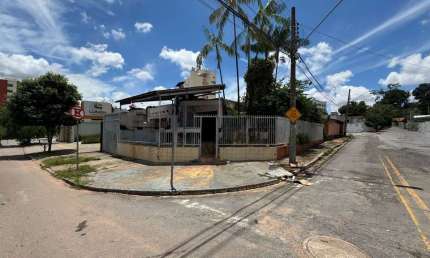 Casa Comercial de Luxo no Setor Sul de Goiânia - 4 Quartos, 2 Suítes, 3 Salas, 4 Banheiros e 3 Vagas de Garagem - 345m²