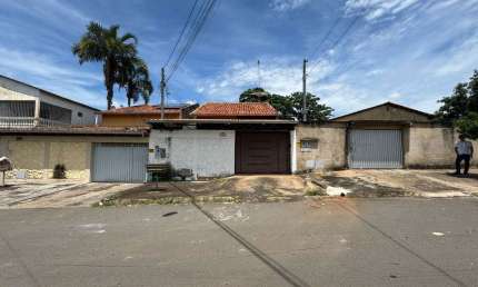 Imperdível oportunidade! Casa à venda em Aparecida de Goiânia-GO, Vila Brasília: 3 quartos, 1 suíte, 2 salas, 2 banheiros, 3 vagas, 95m².