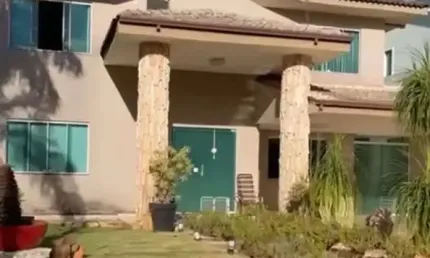 Espetacular sobrado à venda em Goiânia-GO, Residencial Jardins Florença: 4 quartos, 4 suítes, 3 salas, 5 banheiros, 4 vagas de garagem.
