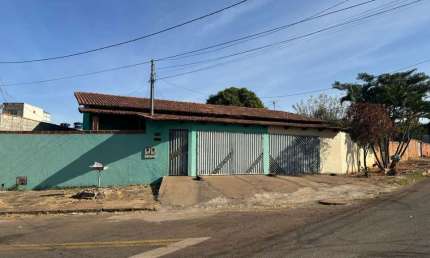 Imperdível oportunidade! Casa à venda em Goiânia-GO, Jardim Balneário Meia Ponte: 2 quartos, 1 suíte, 2 salas, 2 banheiros, 2 vagas, 111m².