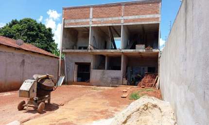 Sobrado de 3 quartos com suíte, 2 salas e 2 vagas de garagem no Setor São Carlos, Goiânia-GO: Confira!
