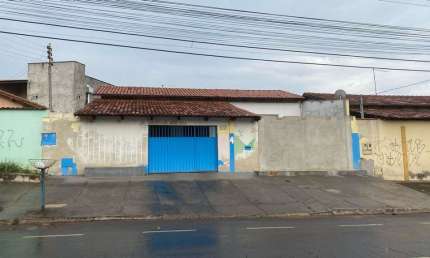 Imperdível Casa Comercial à Venda em Vila Brasília, Aparecida de Goiânia-GO: 3 Quartos, 1 Suíte, 2 Salas, 2 Banheiros, 5 Vagas de Garagem, 167m²!