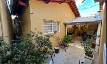 Imperdível casa à venda em Goiânia-GO, Jardim Planalto: 4 quartos, 1 suíte, 2 salas, 3 banheiros, 3 vagas de garagem, 290m².