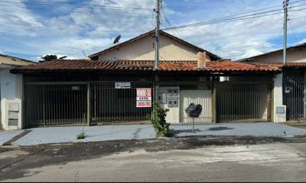 Imperdível casa à venda no Setor Bueno em Goiânia-GO: 3 quartos, 1 suíte, 2 salas, 3 banheiros, 3 vagas, 328m².