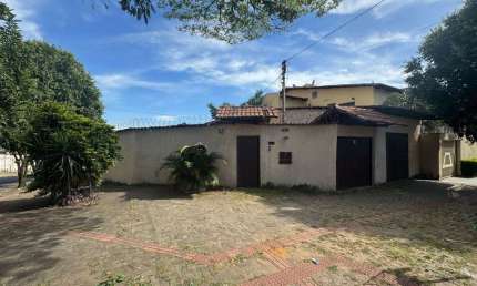 Casa à venda no Setor Bueno, Goiânia-GO: 3 quartos, 3 salas, 2 banheiros, 3 vagas - 273m² de área!