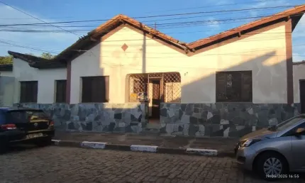 OPORTUNIDADE - Casa á venda no centro de Pindamonhangaba-SP.
