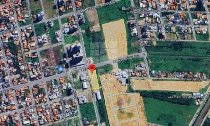 Terreno de esquina com 2.703m² na Av. Pedro Zapelini, ideal para empreendimentos residenciais ou comerciais. Localização privilegiada em Tubarão/SC
