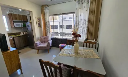 Apartamento de 2 dormitórios com suíte entre centro e o mar!