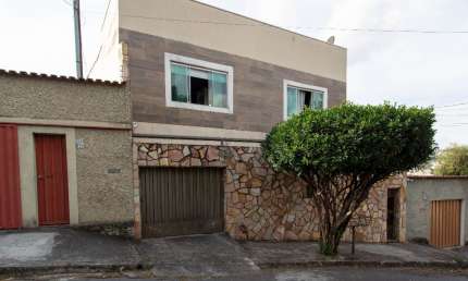 Excelente casa de dois andares, churrasqueira e piscina (próximo à Avenida Abílio Machado)