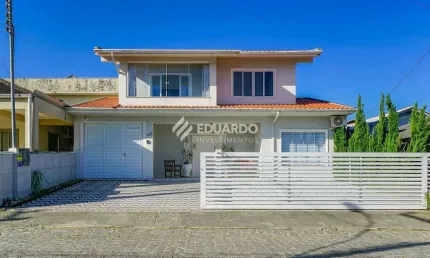 Casa com Sala Comercial e Piscina à Venda em Canto Grande, Bombinhas SC