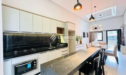 Casa Térrea com 2 Suítes à Venda – Semi-Mobiliada – Bombinhas, SC