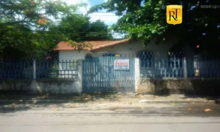 Casa com amplo espaço para investimento e lazer em local privilegiado