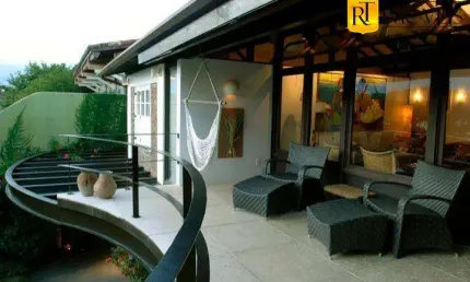 Casa Alto Padrão na Praia da Ferradura c/ pequena Praia Part