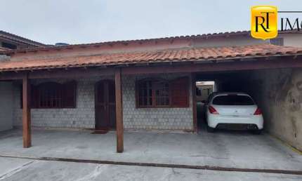 Casa linear com ótimo espaço externo no Jardim Olinda
