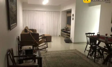 Apartamento reformado com ótima localização próxima à praia e ao comércio
