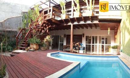 Casa na Praia Grande com potencial para transformar em pousada.