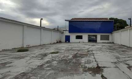 Amplo imóvel comercial para locação no Centro de Araruama/RJ