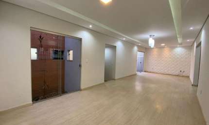 Casa para Venda em Araxá, GUILHERMINA VIEIRA CHAER, 4 dormitórios, 1 suíte, 2 banheiros, 2 vagas
