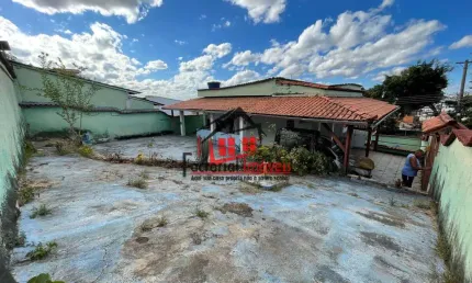 Ampla casa de esquina com vista e quintal no Dom Bosco