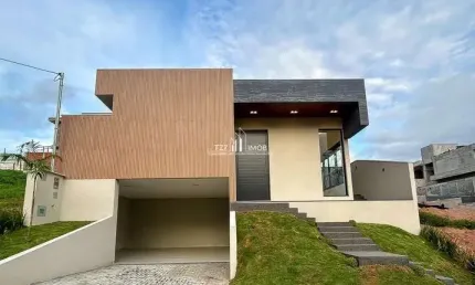 Casa Subtérrea, Localizada em frente à mata do condomínio