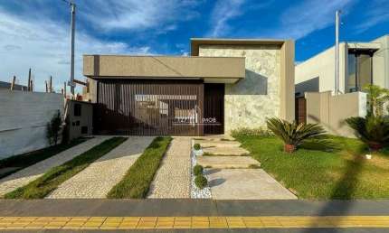 Casa Térrea localizada no Jardins Bolonha, com 3 suítes plenas.