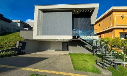 Casa Subtérrea com 4 suítes plenas, incluindo uma master.