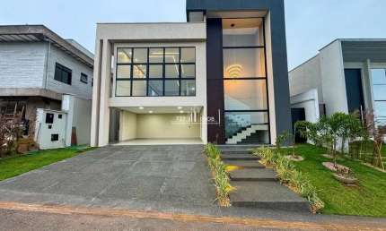 Casa subtérrea com 4 suítes plenas sendo uma master com closet.