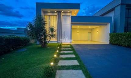 Casa térrea no Condomínio Jardim Veneza, com 3 Suítes