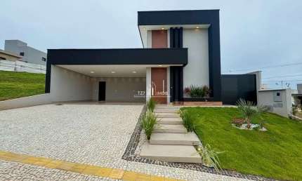 Casa Térrea com 3 suítes plenas, sendo uma master com closet.