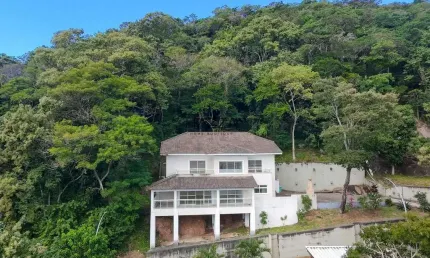 Casa no Condomínio Quintas do Pontal, 5 suítes com 3.869 m2 de terreno