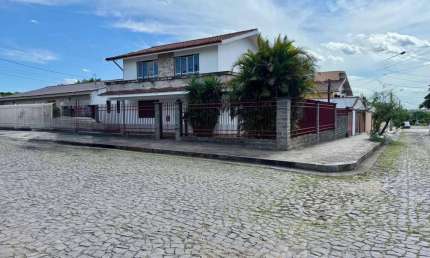 Casa alvenaria com aproximadamente 250 m² 4 dormitórios 2 suítes estar social es