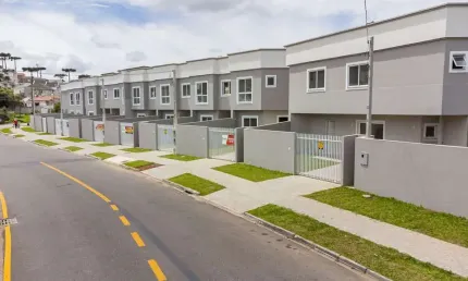 Casa para Venda em Curitiba, Uberaba, 3 dormitórios, 1 suíte, 2 banheiros, 2 vagas