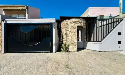 Casa com 3 dormitórios + edícula, a 800 metros do Parque Ecológico