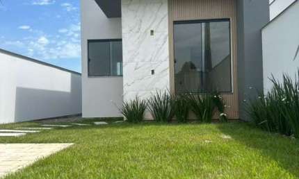 Casa á venda em Canelinha, possuindo 55m², com 2 dormitórios e amplo terreno