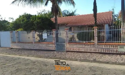 Casa á venda no bairro Universitários, com 2 suítes possuindo 69m²
