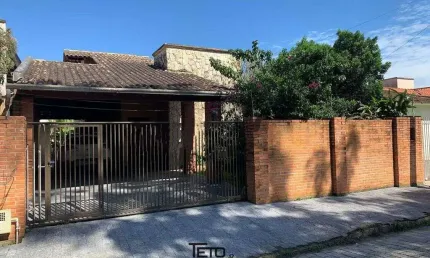 Casa á venda no bairro Universitários  com 4 dormitórios sendo 1 suíte com 138m²