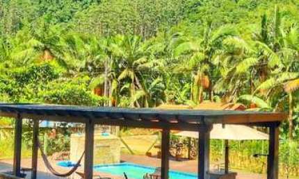 Sítio á venda em Canelinha, possuindo 3.700m², com uma casa sendo semi-mobiliada