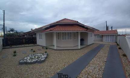 Casa com 85m² no bairro Centro em Tijucas mobiliada com amplo espaço no terreno