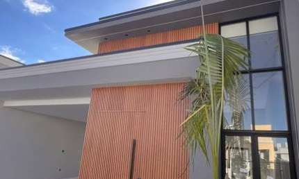 Maravilhosa Casa á Venda com piscina, 2 demi-suíte e 1 suíte com closet, 240m²