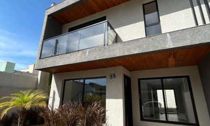 Casa com 3 quartos à venda na Rua Pau-brasil, 4098, Eucaliptos, Fazenda Rio Grande por R$ 790.000