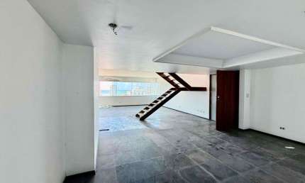 Oportunidade Cobertura com piscina; 370m²; 5 quartos, 3 suítes, salas amplas e 3  garagem. Vista in