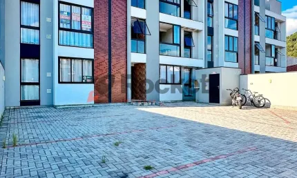 Apartamento semi-mobiliado com uma suíte mais um dormitório.