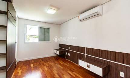 Casa em Condomínio à venda na Lomba do Pinheiro com 3 quartos
