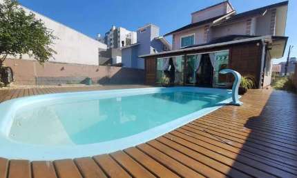 Casa à venda, no Bairro Pedra Branca, Palhoça-SC, com 4 quartos, sendo 1 suíte, com 2 vagas