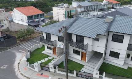 Sobrado à venda, no Bairro Potecas, São José-SC, com 3 quartos, sendo 1 suíte, com 2 vagas