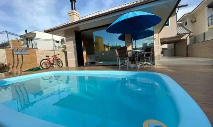 Casa à venda, no Bairro Pedra Branca, Palhoça-SC, com 4 quartos, sendo 2 suítes, com 4 vagas