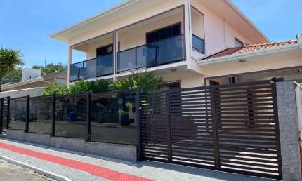 Casa à venda, no Bairro Fazenda Santo Antônio, São José-SC, com 4 quartos, sendo 1 suíte, com 3 vagas