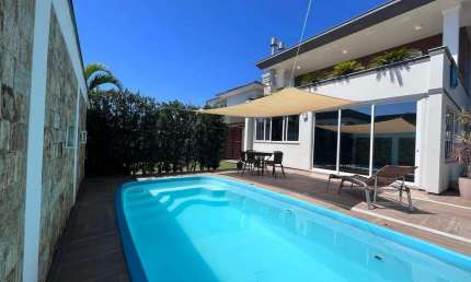 Casa à venda, no Bairro Pedra Branca, Palhoça-SC, com 4 quartos, sendo 1 suíte, com 2 vagas