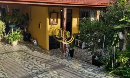 Casa à venda, no Bairro Barreiros, São José-SC, com 3 quartos, sendo , com 2 vagas